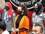 reza-artamevia-kenakan-baju-tahanan-saat-konferensi-pers-di-polda-metro-jaya.jpg