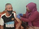 salah-seorang-peserta-serbuan-vaksinasi-lansia-door-to-door-sabtu-13112021.jpg