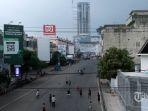 sejumlah-anak-bermain-bola-di-jalan-protokol-raden-intan.jpg
