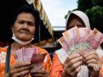 sejumlah-warga-kota-malang-menerima-bantuan-langsung-tunai-bbm.jpg