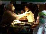 video-pelukan-ibu-2-anak-positif-corona.jpg