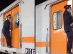 viral-aksi-kondektur-terkunci-pintu-kereta-api-yang-hendak-melaju.jpg