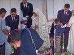 viral-kisah-pengantin-bagi-bagi-amplop-ke-anak-yatim.jpg