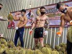 viral-toko-durian-di-thailand-laris-karena-penjualnya-ganteng.jpg