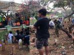 viral-warga-injak-injak-makam-hingga-duduki-demi-liat-biduan.jpg
