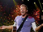 vokalis-chris-martin-bersama-coldplay-tampil-di-konser-yang-digelar-di-rose-bowl.jpg