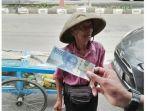 warga-menunjukkan-uang-yang-didapatkan-kakek-renta-penjual-buah-lotis-trisno-suwito.jpg