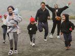 zaskia-adya-mecca-hanung-bramantyo-dan-anak-anak.jpg