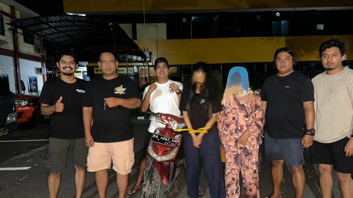 PELAKU PENCURIAN EMAS DITANGKAP - Tim Satreskrim Polresta Padang memperlihatkan dua terduga pelaku pencurian emas berinisial I (66) dan R (29) usai diamankan di Mapolresta Padang, Sabtu (24/5/2026). Keduanya yang merupakan ibu dan anak kandung diduga mencuri kalung emas seberat tiga gram di salah satu toko emas di Kota Padang dengan modus berpura-pura sebagai pelanggan. Aksi mereka terungkap setelah terekam kamera CCTV dan kini masih menjalani pemeriksaan lebih lanjut oleh penyidik.