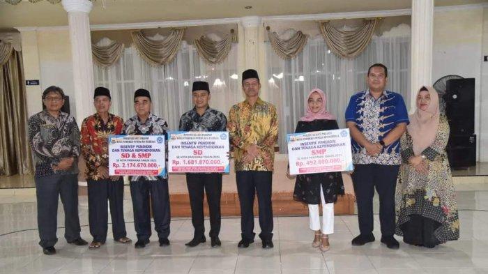 295 Orang PTK SD dan SMP di Kota Pariaman Terima Insentif Triwulan Pertama 2023