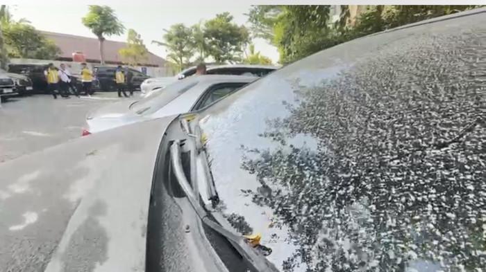 ABU MARAPI- Gunung Marapi di Sumatera Barat kembali erupsi Selasa (3/3/2026) dini hari. Letusan yang terjadi pada waktu dini hari tersebut mengakibatkan sebaran abu vulkanik atau kapundan menjangkau hingga Batusangkar sekitarnya.