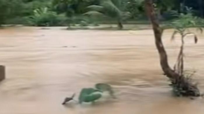 AIR SUNGAI MELUAP - Banjir terjadi akibat luapan sungai di Korong Banda Manggih, Kayu Tanam, Kabupaten Padang Pariaman, Senin (16/2/2026) siang. Kalaksa BPBD Padang Pariaman, Emri Nurman sebut debit air sungai meluap dipicu hujan lebat, menggenangi permukiman masyarakat dengan ketinggian 30 sampai 40 sentimeter.