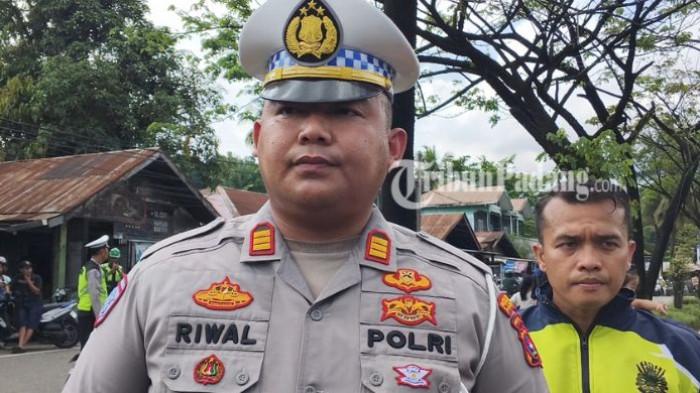 KECELAKAAN BERUNTUN - AKP Riwal Maulidinata memberikan keterangan terkait kecelakaan beruntun di Padang Besi, Minggu (10/5/2026). Polisi masih mendalami penyebab kecelakaan yang menewaskan dua orang tersebut.