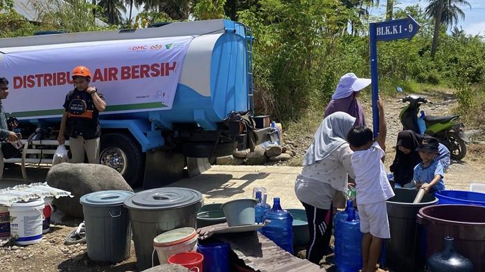 AKSES AIR BERSIH - Penyaluran air bersih menggunakan mobil Dompet Dhuafa di Komplek Perumahan Durita Asri Sejahtera, Pasar Ambacang, Kecamatan Kuranji, Kota Padang, Rabu (21/1/2026). Warga mengaku masih kesulitan akses air bersih, bantuan hanya bertahan sehari.