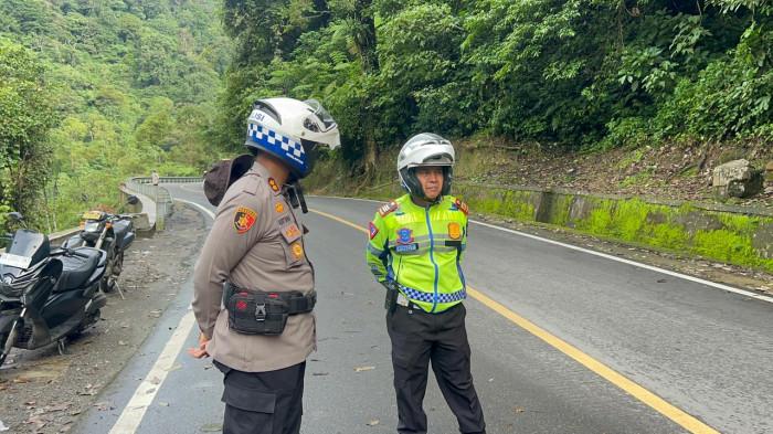 AKSES LALU LINTAS: Penampakan personel saat mengatur lalu lintas di kilometer 66700 setelah jembatan kembar, Padang Panjang, Selasa (16/12/2025). Kasat Lantas Polres Payakumbuh, AKP Pifzen sebut akses lalu lintas dibuka untuk kendaraan roda empat pukul 16:00 WIB nanti. Dok (Polres Padang Panjang).