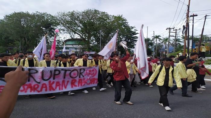 AKSI DAMAI : Ratusan masyarakat yang memadati area kantor DPRD Sumbar untuk melakukan aksi damai, Senin (1/9/2025).