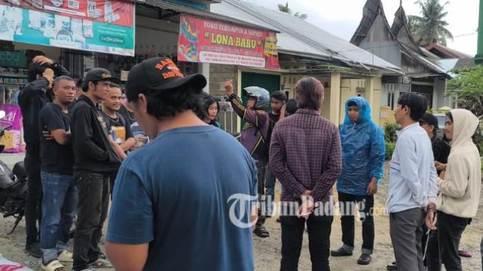 AKSI PEDULI KARIM - Massa aksi peduli Karim mulai berdatangan dan berkumpul di depan RSJ HB Saanin Padang, Kelurahan Limau Manis Selatan, Kecamatan Pauh, Kota Padang, Provinsi Sumatera Barat (Sumbar), Selasa (12/5/2026) siang. Aksi ini bentuk mencari keadilan atas meninggalnya pengamen Karim.