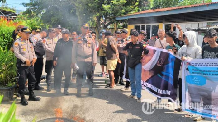 AKSI UNJUK RASA - Penampakan massa yang berdatangan di Kantor Satpol PP Padang, Senin (27/4/2026). Massa tuntut keadilan atas kematian Karim.