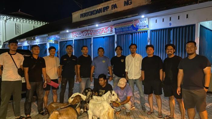 AMANKAN PELAKU PENCURIAN – Tim Satreskrim Polresta Padang mengamankan dua pria beserta empat ekor kambing yang diduga hasil pencurian saat hendak dijual di kawasan Dadok Tunggul Hitam, Kecamatan Koto Tangah, Kota Padang, Kamis (11/6/2026). Kedua terduga pelaku berikut barang bukti kemudian diserahkan kepada Satreskrim Polres Sawahlunto untuk proses penyidikan lebih lanjut.