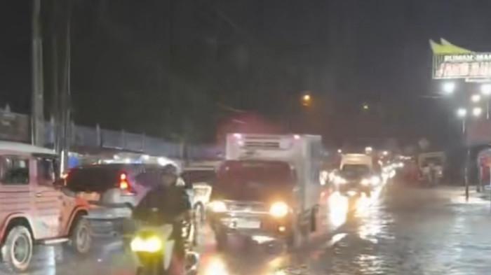 ARUS LALIN TERGANGGU - Sejumlah kendaraan terjebak antrean panjang di jalur Lembah Anai, Kabupaten Tanah Datar, Sabtu (14/2/2026) malam, setelah terjadi tanah longsor di KM 66 akibat hujan lebat. Arus lalu lintas diberlakukan sistem buka tutup oleh pihak kepolisian untuk mengurai kemacetan dari arah Padang dan Padang Panjang. (Istimewa/Tangkapan layar IG @pdg24jam)