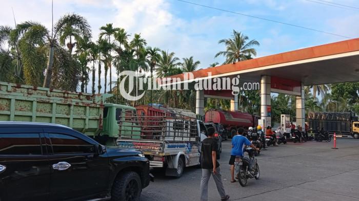 ANTRE SOLAR - Sejumlah sopir duduk menunggu antrean pengisian BBM jenis solar di SPBU Mutiara, kawasan Batang Kabung Ganting, Kecamatan Koto Tangah, Kota Padang, Sumatera Barat, Minggu (17/5/2026). Kelangkaan solar membuat antrean kendaraan mengular hingga ratusan meter dan dikeluhkan para pengemudi karena mengganggu aktivitas kerja.