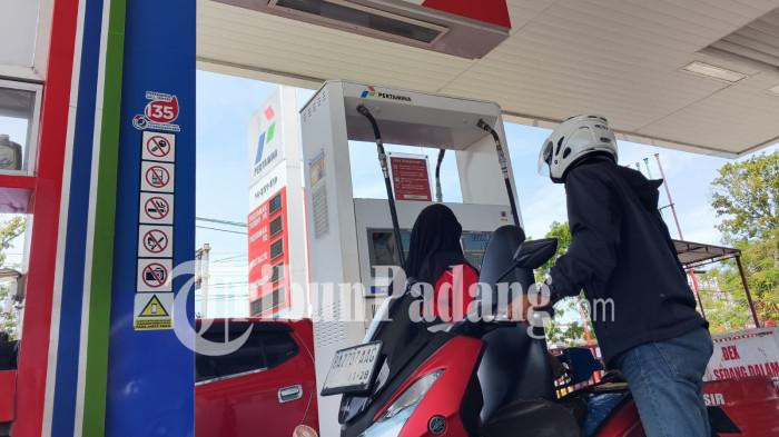 BBM PERTAMAX NAIK- Aktivitas pengisian BBM di SPBU Sawahan, Kota Padang, Rabu (10/6/2026). Pada hari pertama pemberlakuan harga baru Pertamax sebesar Rp17.000 per liter, antrean kendaraan di sejumlah SPBU di Kota Padang masih terpantau normal dan belum terjadi lonjakan signifikan pada jalur pengisian Pertalite.