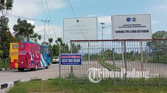 ARUS MUDIK LEBARAN - Suasana pintu masuk Terminal Tipe A Anak Air, Kota Padang, Senin (16/3/2026). Aktivitas penumpang di terminal tersebut mulai mengalami peningkatan menjelang arus mudik Lebaran 2026, meski sebagian armada bus antar kota antar provinsi masih belum banyak yang masuk ke area terminal.