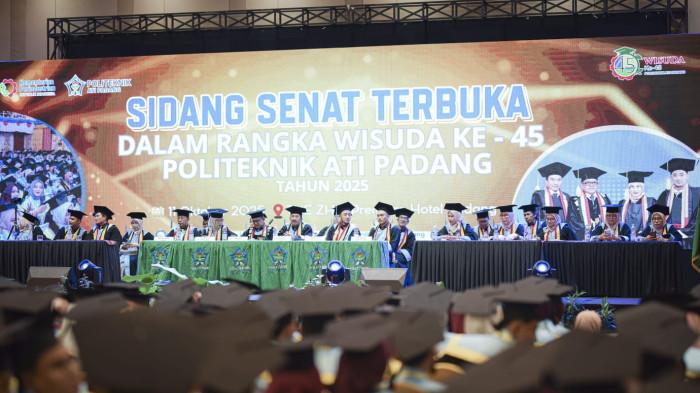 LULUSAN BERKUALITAS- Suasana Sidang Senat Terbuka Wisuda ke-45 Politeknik ATI Padang, Sabtu (11/10/2025). Dari 284 wisudawan, sebanyak 81 orang telah bekerja di berbagai perusahaan nasional dan multinasional, sementara 39 lulusan memilih berwirausaha.