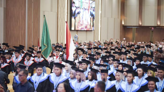 LULUSAN BERKUALITAS- Suasana Sidang Senat Terbuka Wisuda ke-45 Politeknik ATI Padang, Sabtu (11/10/2025). Dari 284 wisudawan, sebanyak 81 orang telah bekerja di berbagai perusahaan nasional dan multinasional, sementara 39 lulusan memilih berwirausaha.