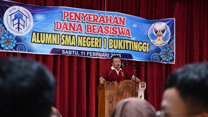 Serahkan Beasiswa di SMAN 1 Bukittinggi,  Bupati Andri Warman: Bangga sebagai Alumni