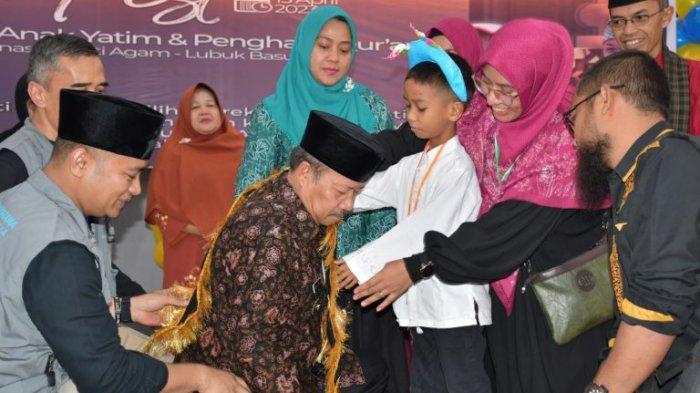 Bupati Andri Warman Dinobatkan, Sebagai Ayah Anak Yatim Agam