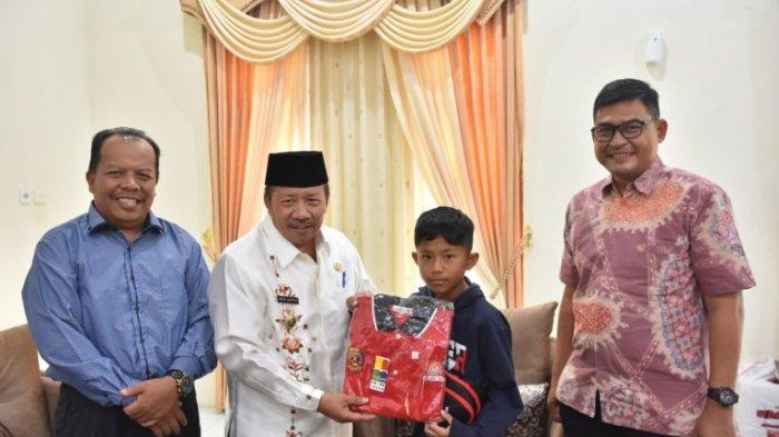 Bupati Andri Warman Lepas, Siswa Berprestasi Pemenang Lomba Cerdas Sains Study Tour ke Jakarta