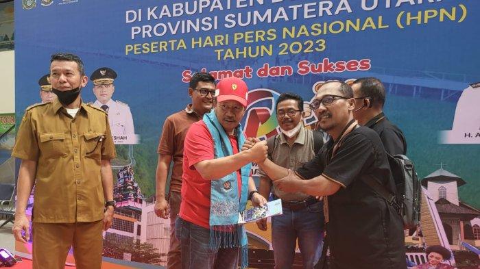 Bupati Agam Disambut, Kain Ulos Khas Sumatera Utara Tiba di Kualanamu