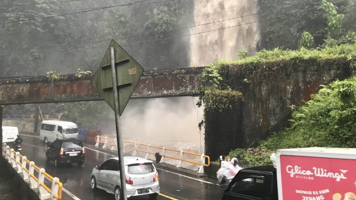 AIR TERJUN LEMBAH ANAI- Penampakan debit air di objek wisata Lembah Anai meningkat usai diguyur hujan lebat di Kabupaten Tanah Datar dan Kota Padang Panjang, Sumatera Barat, Sabtu (11/10/2025).
