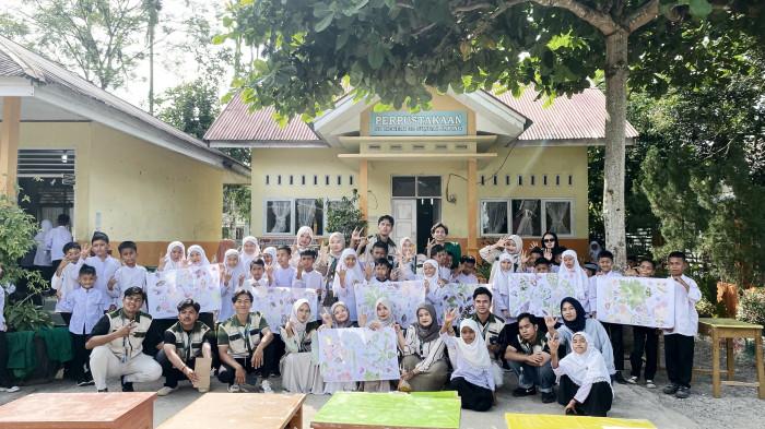 MAHASISWA KKN FOTE BERSAMA - Para mahasiswa KKN Universitas Andalas atau Unand foto bersama dengan siswa/siswi SDN 32 Sungai Jaring, Lubuk Basung, Kabupaten Agam, Provinsi Sumatera Barat (Sumbar) baru-baru ini. Foto ini diambil setelah kegiatan eco print dilaksanakan.