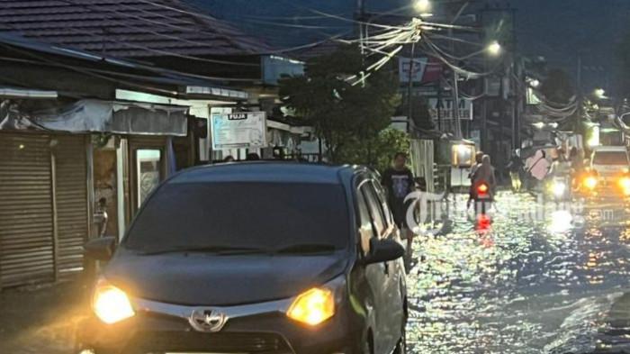 BANJIR PADANG - Akses lalu lintas di kawasan Jalan Arai Pinang, Kelurahan Batung Taba Nan XX, Kecamatan Lubuk Begalung, Kota Padang, Sumatera Barat, dilaporkan tersendat akibat genangan banjir pada Rabu (13/5/2026) sore hingga malam.