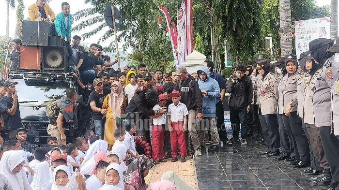 Aksi Damai Masyarakat Air Bangis Pasaman Barat Diwarnai Air Mata, Minta Ditemui Gubernur Sumbar