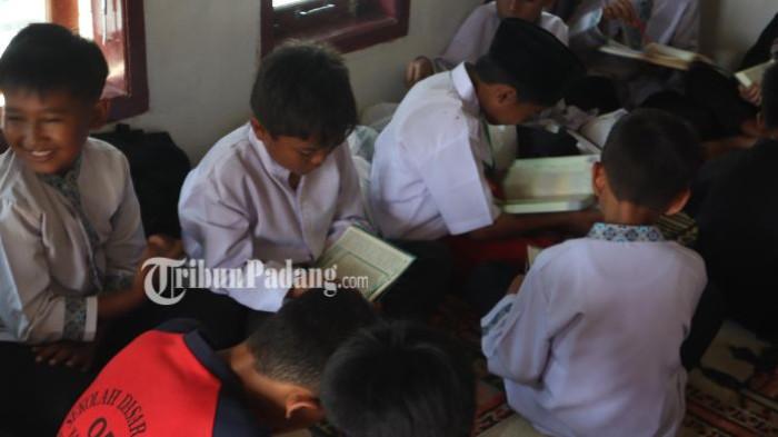 PASCA BANJIR PADANG: Anak-anak Madrasah Diniyah Takmiliyah Awaliyah (MDTA) Surau Jamiaturrahmah belajar mengaji di rumah warga Kelurahan Lambung Bukik, Kecamatan Pauh, Kota Padang, Selasa (21/1/2026). Amukan banjir bandang pada akhir November 2025 lalu benar-benar menyapu bersih bangunan surau hingga tak menyisakan satu dinding pun.