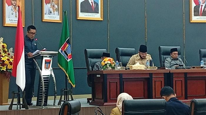 KEMATIAN JANGGAL- Anggota DPRD Kota Padang dari Fraksi Gerindra, Rachmad Wijaya, menyampaikan pandangan fraksinya dalam Rapat Paripurna terkait Laporan Kinerja Pertanggungjawaban (LKPJ) Wali Kota Padang Tahun 2025 di Gedung DPRD Kota Padang, Senin (6/4/2026). Dalam penyampaiannya, ia juga meminta Pemko Padang untuk membuat tim investigasi khusus terkait kematian pengamen bernama Karim.