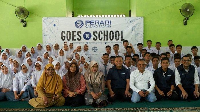 Cegah Anak Berkonflik Hukum, Peradi Sosialisasi Lewat Padang Goes to School di SMAN 12 Padang