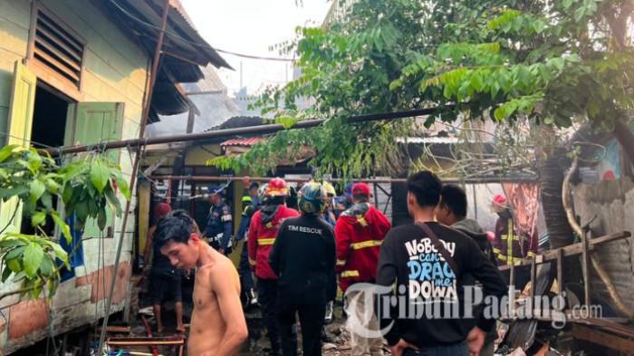 KEBAKARAN PADANG - Kebakaran di Kawasan Pasar Raya, Kelurahan Kampung Jao, Kecamatan Padang Barat, Kota Padang mendadak mencekam pada Jumat (12/6/2026) sekitar pukul 17.15 WIB. Api dengan cepat melumat puluhan bangunan yang berada di dalam area Pasar Raya Padang.