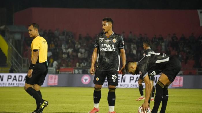 FOTO Laga Arema FC vs Semen Padang FC di Stadion H Agus Salim, Kabau Sirah Tertinggal 2-0 Babak I - Arema-FC-mencoba-melakukan-serang.jpg