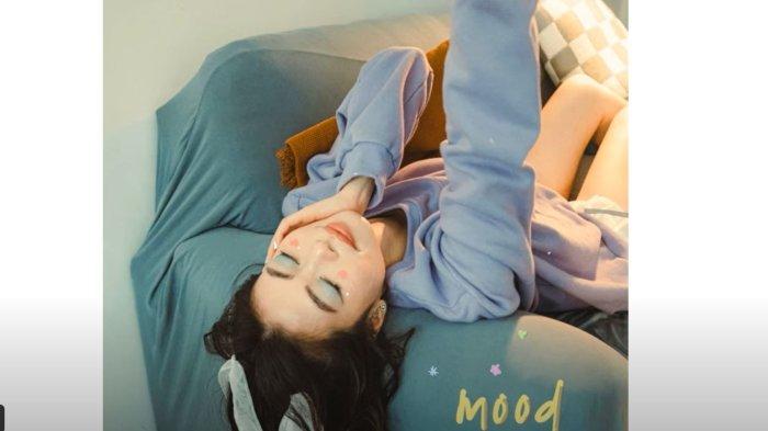 Arti Lagu M00d LAYYI, Lirik: I Could Travel the World to Find You