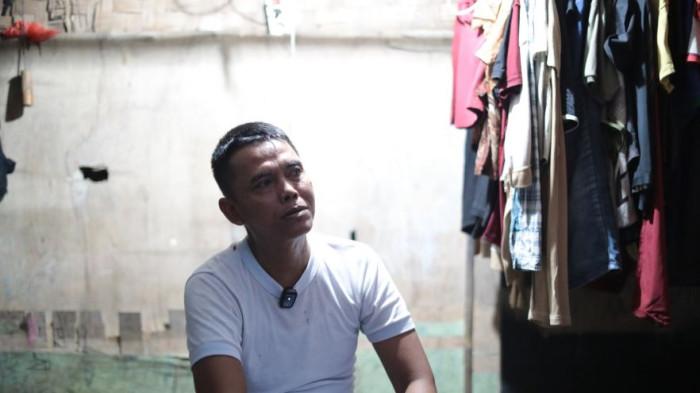 HARAPAN PADA ANAK - Di tengah tumpukan sampah Bantar Gebang, Rahmat menaruh satu harapan besar untuk masa depan anaknya.
Lelaki yang bekerja sebagai pemulung itu tak ingin putrinya, Alfi Rahma, bernasib serupa seperti dirinya. Harapan itu kini tumbuh lewat Sekolah Rakyat, tempat Alfi belajar dan tinggal di asrama secara gratis, sebagai bagian dari upaya pemerintah memutus rantai kemiskinan.