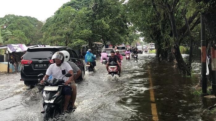 BANJIR TUNGGUL HITAM: Penampakan banjir di depan TPU Tunggul Hitam, Kota Padang, Provinsi Sumatera Barat, Selasa (25/11/2025). Air terlihat menggenang dan diberlakukan akses buka tutup oleh masyarakat.