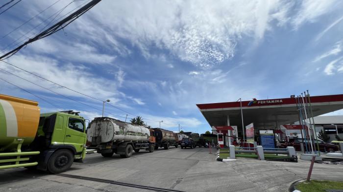 BBM NAIK- Antrean truk di SPBU Pertamina Kayu Gadang, Simpang Kampus, Kelurahan Pasa Ambacang, Kecamatan Kuranji, Kota Padang, Sabtu (18/4/2026). Pengendara berharap solar jangan sampai naik seperti BBM Non subsidi yang tembus Rp 24 ribu per liter