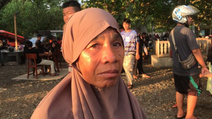 BERHARAP- Yulidar, nenek Zafran Al Malik Akbar (9), bocah yang tenggelam di Pantai Ujung Karang, Kota Padang. Dirinya terus berdoa dan berharap agar sang cucu yang duduk ke kelas 3 SD itu ditemukan.