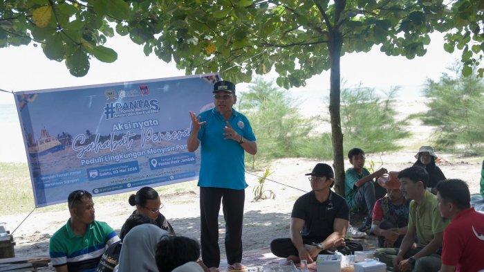 Maigus Nasir dan Komunitas Pencerah Muda Aksi Bersih Sampah di Pantai Pasir Jambak Padang