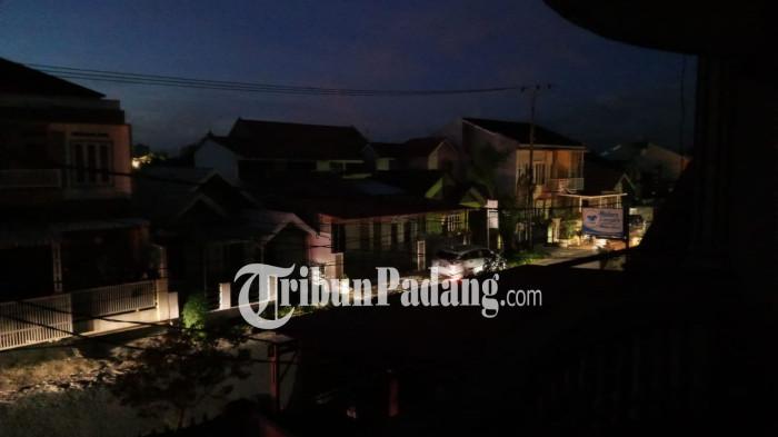 BLACKOUT- Kondisi gelap di Jalan Azizi, Andalas Padang Timur selepas magrib akibat mati lampu, Jumat (22/5/2026). PLN menyebut gangguan tidak saja terjadi di Padang namun di wilayah Sumbagut