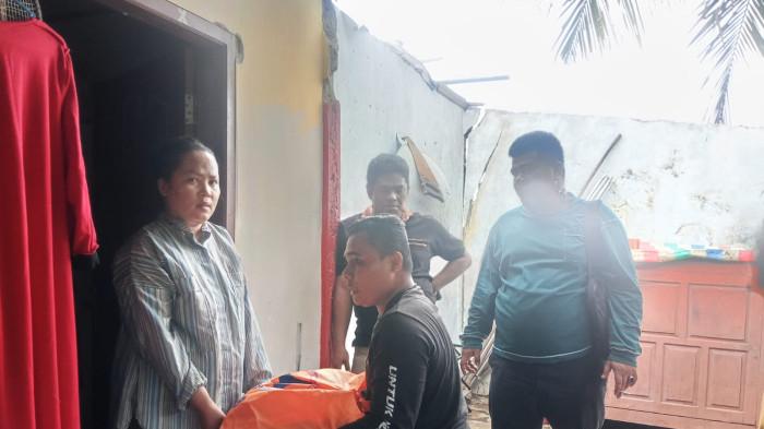 BPBD Padang Salurkan Bantuan ke Rumah Petani Terdampak Angin Puting Beliung di Bungus